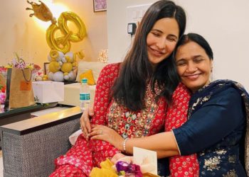 কেটৰিণা কাইফক কোলাত লৈ নাৰী দিৱস উদযাপন কৰিলে বিকি কৌশলৰ মাতৃয়ে