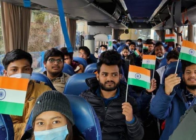 মানৱিক কৰিডৰেৰে এক লক্ষাধিক লোক আঁতৰালে ইউক্ৰেইনৰ পৰা 1 মানৱিক কৰিডৰেৰে এক লক্ষাধিক লোক আঁতৰালে ইউক্ৰেইনৰ পৰা