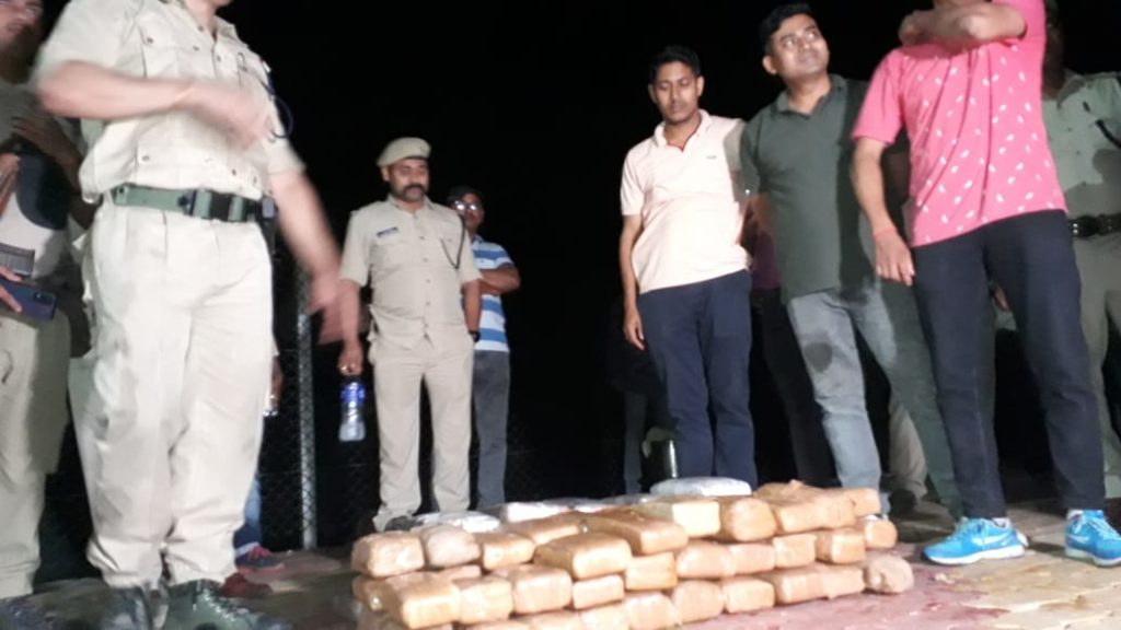 চলন্ত ৰেলখনৰ পৰা ১১২ কেজি গাঞ্জা(৮৭ পেকেট) জব্দ