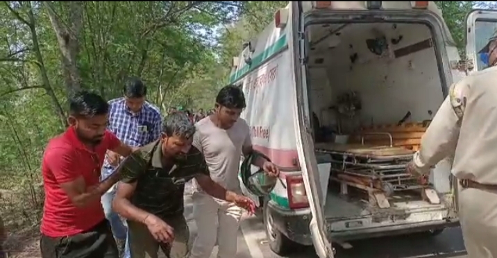 বোকাজানত পথ দুৰ্ঘটনা:আহত মেজিকৰ চালক 1 বোকাজানত পথ দুৰ্ঘটনা:আহত মেজিকৰ চালক