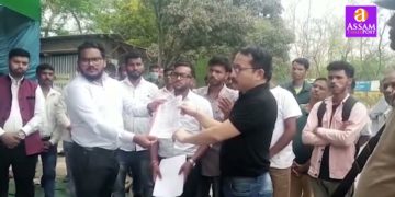 বোকাজানত চাহ জনজাতি ছাত্ৰ সন্থাৰ তিনিঘণ্টীয়া ধৰ্ণা : মুখ্যমন্ত্ৰীলৈ স্মাৰক-পত্ৰ প্ৰেৰণ