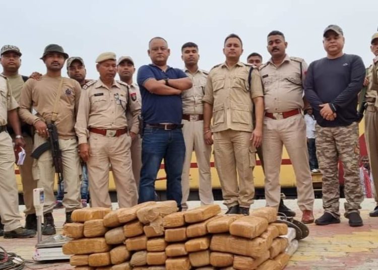 চাপৰমুখ আৰক্ষীৰ বৃহৎ সফলতাঃ যাত্ৰীবাহী ট্ৰেইনতে চলালে ড্ৰাগছ বিৰোধী অভিযান 1 চাপৰমুখ আৰক্ষীৰ বৃহৎ সফলতাঃ যাত্ৰীবাহী ট্ৰেইনতে চলালে ড্ৰাগছ বিৰোধী অভিযান