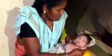 বিদ্যুৎ নাই, জেনেৰেটৰ নাই : মোবাইলৰ টর্চ জ্বলাই শিশুৰ জন্ম হস্পিটেলত!