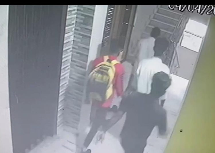 গুৱাহাটীত দিন-দুপৰতে বিলাসী এপাৰ্টমেণ্টত ডকাইতি; সমগ্ৰ দৃশ্য বন্দী চিচিটিভিত 1 গুৱাহাটীত দিন-দুপৰতে বিলাসী এপাৰ্টমেণ্টত ডকাইতি; সমগ্ৰ দৃশ্য বন্দী চিচিটিভিত