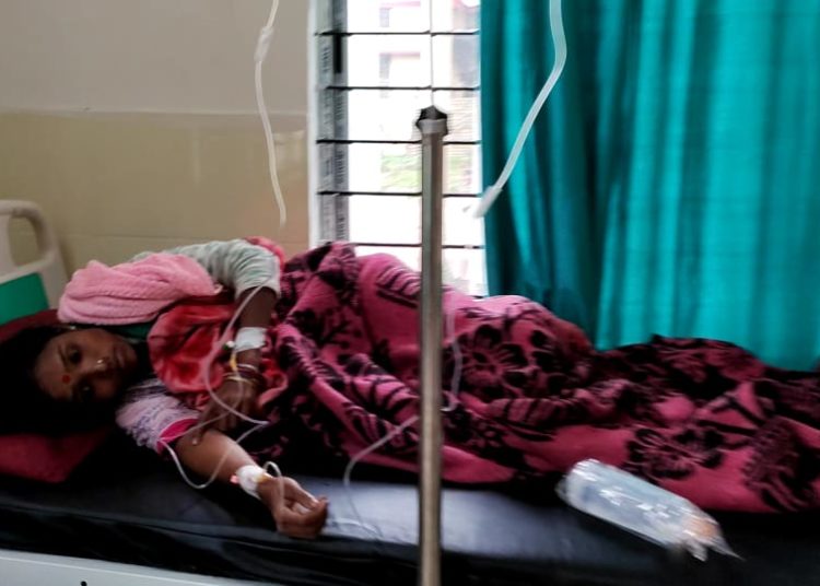 বনৰীয়া বিষাক্ত কাঠফুলা ভক্ষণ কৰি চৰাইদেউত সংকটজনক অৱস্থাত ৮ গৰাকীঃ 1 বনৰীয়া বিষাক্ত কাঠফুলা ভক্ষণ কৰি চৰাইদেউত সংকটজনক অৱস্থাত ৮ গৰাকীঃ