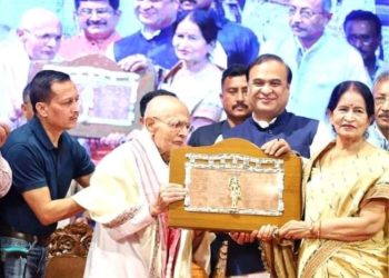 “গোলাপী জামুৰ লগ্ন” ৰ কবি নীলমণি ফুকন দেৱক জ্ঞানপীঠ বঁটা প্ৰদানঃ