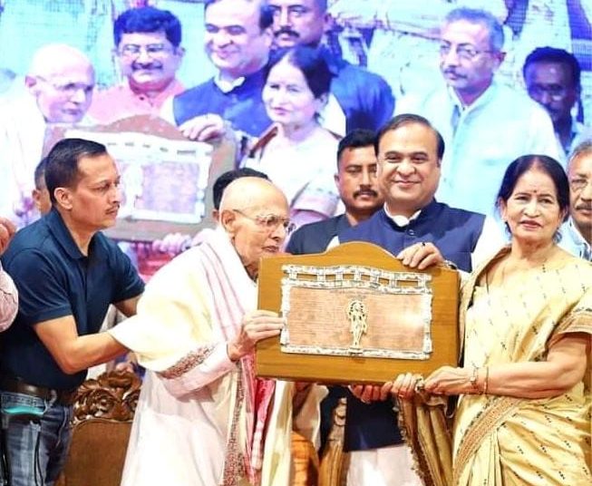 “গোলাপী জামুৰ লগ্ন” ৰ কবি নীলমণি ফুকন দেৱক জ্ঞানপীঠ বঁটা প্ৰদানঃ
