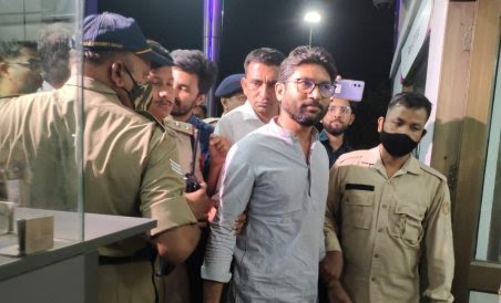 বিধায়ক জিগনেশ মেৱানীক গ্ৰেপ্তাৰ: গুৱাহাটীলৈ আনি আছে 1 বিধায়ক জিগনেশ মেৱানীক গ্ৰেপ্তাৰ: গুৱাহাটীলৈ আনি আছে