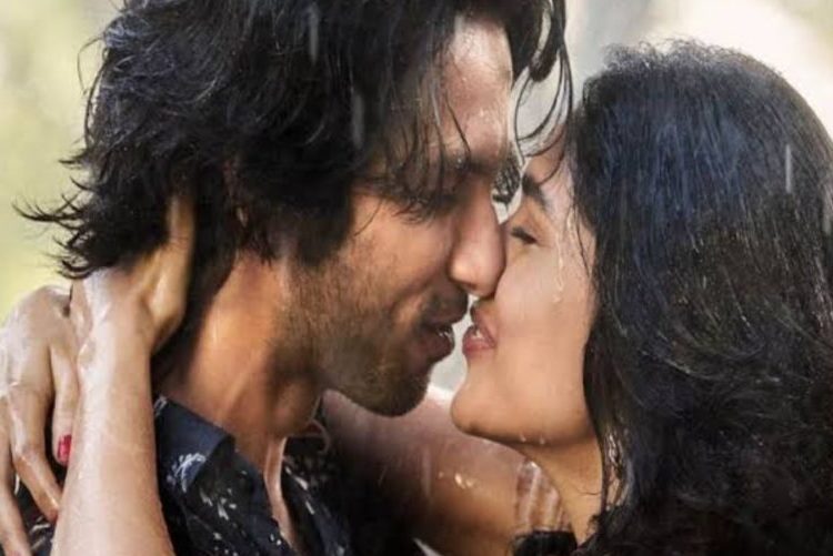 পিছুৱাই গ'ল শ্বাহিদ কাপুৰ আৰু মৃণাল ঠাকুৰৰ "জাৰ্চী" ছবিৰ মুক্তিৰ তাৰিখ 1 পিছুৱাই গ’ল শ্বাহিদ কাপুৰ আৰু মৃণাল ঠাকুৰৰ “জাৰ্চী” ছবিৰ মুক্তিৰ তাৰিখ