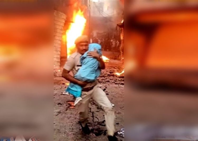 জুইৰ মাজৰ পৰা শিশুক উদ্ধাৰ কৰি ‘নায়ক’ আৰক্ষী! 1 জুইৰ মাজৰ পৰা শিশুক উদ্ধাৰ কৰি ‘নায়ক’ আৰক্ষী!