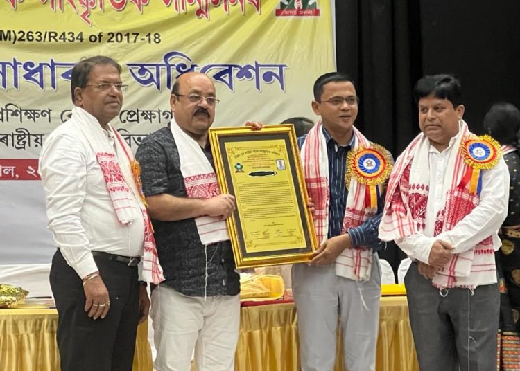 প্ৰিয়ংদ্বীপ কাকতিক 'সেউজীয়া দেশৰ সাংবাদিকতা বঁটা' 1 প্ৰিয়ংদ্বীপ কাকতিক ‘সেউজীয়া দেশৰ সাংবাদিকতা বঁটা’