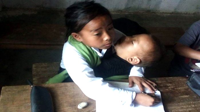 পিতৃ-মাতৃ কৃষিকাৰ্যত ব্যস্ত, কেঁচুৱা ভগ্নীক লৈ স্কুললৈ আহিল ১০ বছৰীয়া শিশু 1 পিতৃ-মাতৃ কৃষিকাৰ্যত ব্যস্ত, কেঁচুৱা ভগ্নীক লৈ স্কুললৈ আহিল ১০ বছৰীয়া শিশু