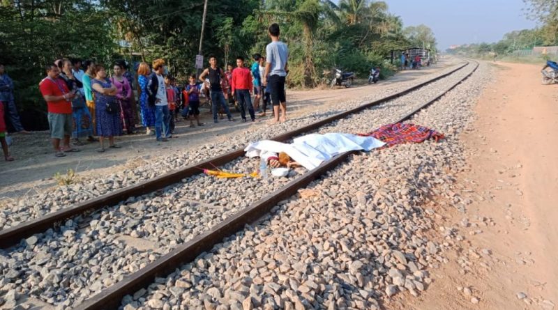 চলন্ত ৰে'লৰ পৰা পৰি মৃত্য