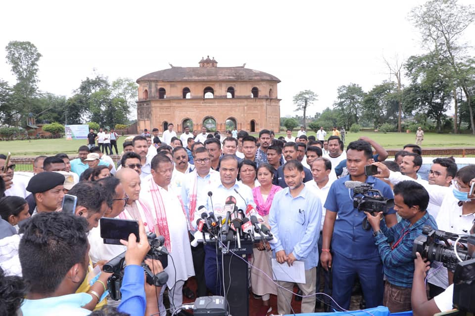 হিমন্ত বিশ্ব শৰ্মাক সাক্ষাৎ অখিল গগৈ