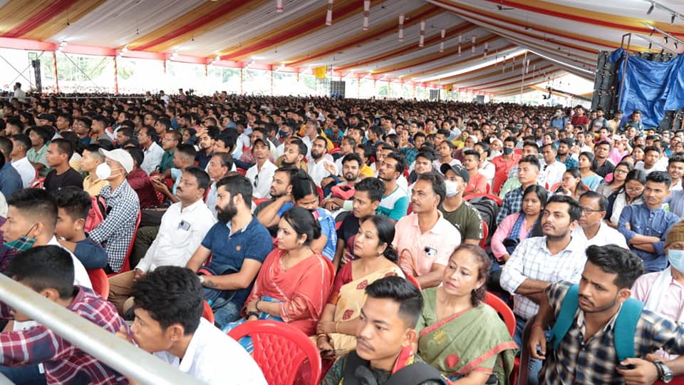 নিযুক্তি-পত্ৰ লাভ কৰা  যুৱক-যুৱতী