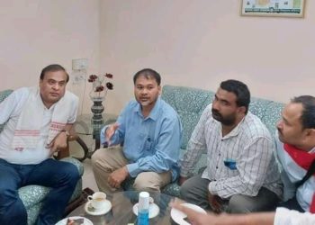 শিৱসাগৰত মুখ্যমন্ত্ৰী হিমন্ত বিশ্ব শৰ্মাক সাক্ষাৎ অখিল গগৈসহ ৰাইজৰ দলৰ প্ৰতিনিধিৰ