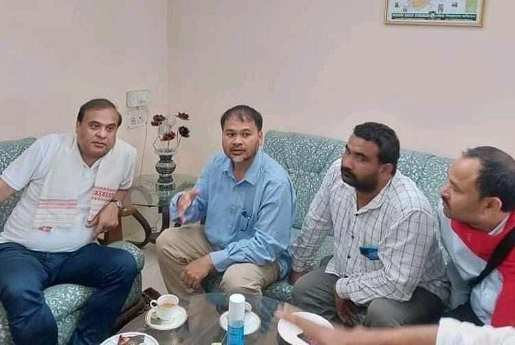 শিৱসাগৰত মুখ্যমন্ত্ৰী হিমন্ত বিশ্ব শৰ্মাক সাক্ষাৎ অখিল গগৈসহ ৰাইজৰ দলৰ প্ৰতিনিধিৰ