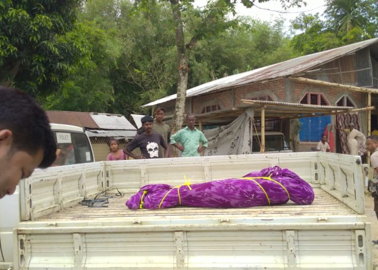 সোণাৰী নগৰৰ টিয়ক বঙালী গাঁওস্থিত জীয়েক-জোঁৱায়েকে হত্যা কৰিলে নিজ বৃদ্ধ পিতৃকঃ