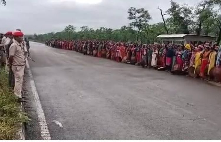 Clearing of tea garden land for greenfield airport amid tight security:    