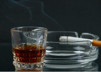 বদঅভ্যাসৰ তালিকাৰ পৰা সোনকালে বাদ দিয়ক সুৰাপান আৰু ধূমপান