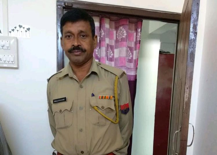 চলন্ত ৰে'লৰ পৰা পৰি মৃত্যমুখত আৰক্ষী কমল বৰাঃ ৰে'ল বিভাগৰ গুৰুত্বহীনতাৰ বাবে সংঘটিত এই ঘটনা 1 চলন্ত ৰে’লৰ পৰা পৰি মৃত্যমুখত আৰক্ষী কমল বৰাঃ ৰে’ল বিভাগৰ গুৰুত্বহীনতাৰ বাবে সংঘটিত এই ঘটনা