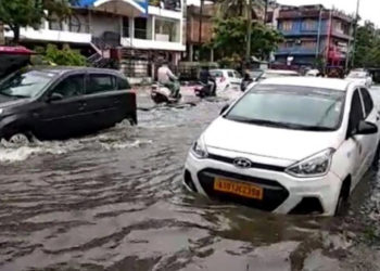গুৱাহাটী মহানগৰীৰ ৰাজপথত কৃত্ৰিম বান; অধিকাংশ মূলপথ পানী তলত