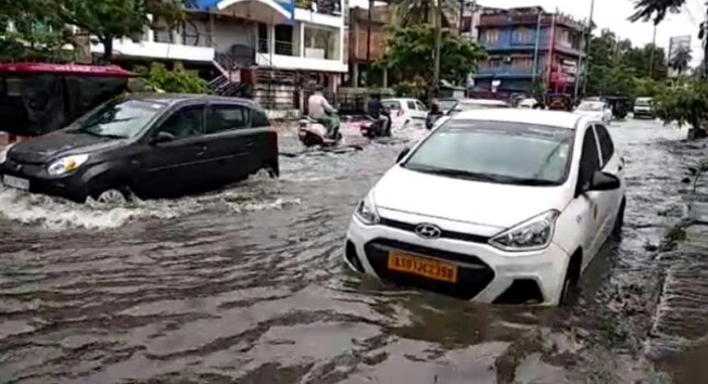 গুৱাহাটী মহানগৰীৰ ৰাজপথত কৃত্ৰিম বান; অধিকাংশ মূলপথ পানী তলত 1 গুৱাহাটী মহানগৰীৰ ৰাজপথত কৃত্ৰিম বান; অধিকাংশ মূলপথ পানী তলত