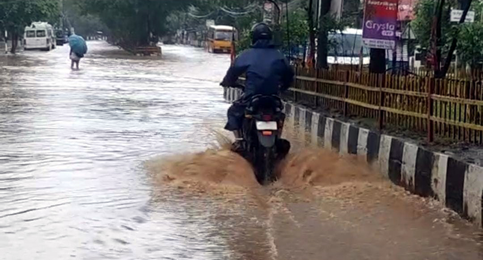 গুৱাহাটী মহানগৰীৰ ৰাজপথত কৃত্ৰিম বান; অধিকাংশ মূলপথ পানী তলত 4 মহানগৰীৰ ৰাজপথত কৃত্ৰিম বান