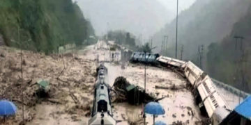 ক্ৰমাৎ জটিল অসমৰ বান পৰিস্থিতি, হাফলঙত বানত উটিল ৰে’ল