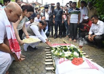 ৰাজ্যিক মৰ্যাদাৰে শেষকৃত্য সম্পন্ন ড° সৃষ্টিধৰ দত্তৰঃমুখ্যমন্ত্ৰী ড° শৰ্মাই গৃহত গৈ জনালে শেষ শ্ৰদ্ধাঞ্জলি