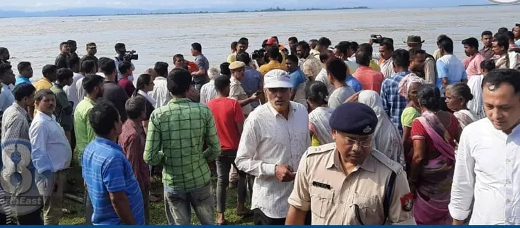 ডিব্ৰুগড়ৰ ৰহমৰীয়াত সংঘটিত হৈছে এক শোকাৱহ দুৰ্ঘটনা, ব্ৰহ্মপুত্ৰৰ বুকুত জাহ গ'ল এখন নাওঁঃ সন্ধানহীন ৪ লোক 1 ডিব্ৰুগড়ৰ ৰহমৰীয়াত সংঘটিত হৈছে এক শোকাৱহ দুৰ্ঘটনা, ব্ৰহ্মপুত্ৰৰ বুকুত জাহ গ’ল এখন নাওঁঃ সন্ধানহীন ৪ লোক