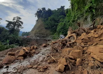 অৰুণাচল ১৩ ৰাষ্ট্ৰীয় ঘাইপথত বৃহৎ ভূমিস্কলন: