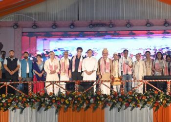 প্ৰবীণ চিত্ৰশিল্পী চন্দ্ৰকমল গগৈক ২০২২ বৰ্ষৰ বিষ্ণু ৰাভা বঁটা প্ৰদান, আৰু কোনে কি বঁটা পালে?