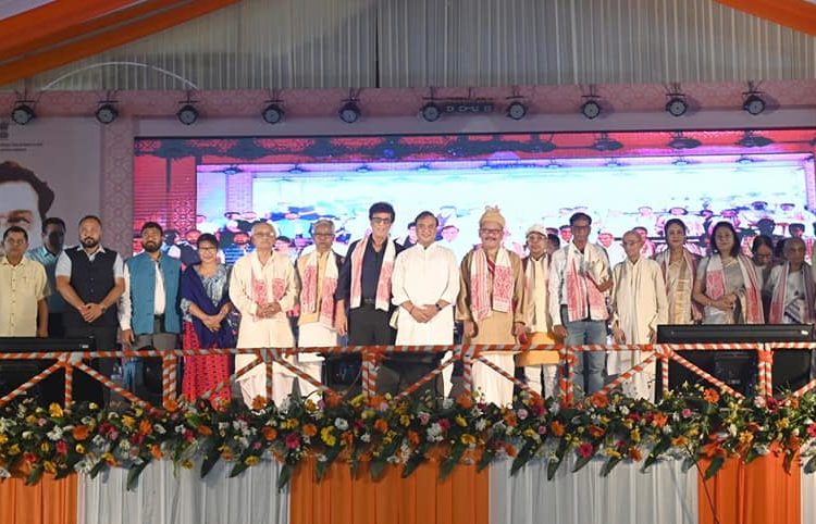 প্ৰবীণ চিত্ৰশিল্পী চন্দ্ৰকমল গগৈক ২০২২ বৰ্ষৰ বিষ্ণু ৰাভা বঁটা প্ৰদান, আৰু কোনে কি বঁটা পালে?