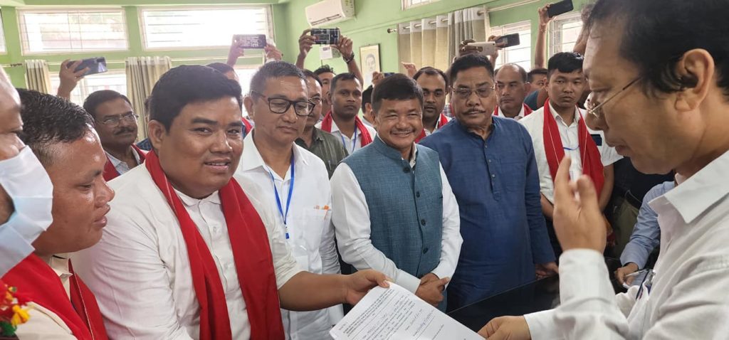 মুখ্য কাৰ্যবাহী সদস্য পদৰ বাবে ডাঃ তুলিৰাম ৰংহাঙৰ মনোনয়ন পত্ৰ দাখিল