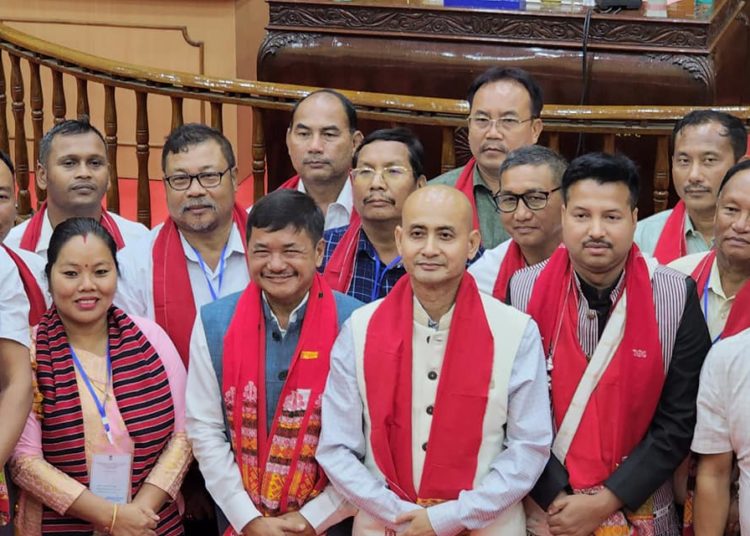  কাৰবি আংলং স্বায়ত্তশাসিত পৰিষদৰ অধ্যক্ষ পদত ৰাজু তিচ’:মুখ্য কাৰ্যবাহী সদস্য পদৰ বাবে ডাঃ তুলিৰাম ৰংহাঙৰ মনোনয়ন পত্ৰ দাখিল