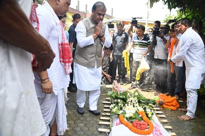মুখ্যমন্ত্ৰী ড° শৰ্মাই গৃহত গৈ জনালে শেষ শ্ৰদ্ধাঞ্জলি