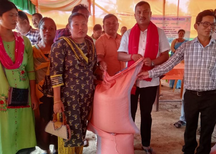 নৱ নিৰ্বাচিত এম এই চি মধুৰাম লেখথেৰ উপস্থিতিত বকলীয়াঘাটত শালিধানৰ কঠিয়া বিতৰণ: