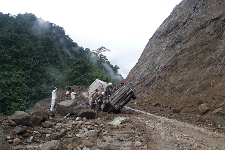 অৰুণাচল ১৩ ৰাষ্ট্ৰীয় ঘাইপথত বৃহৎ ভূমিস্কলন