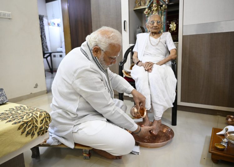 মাতৃৰ জন্মদিনত ব্লগ লিখিলে মোদীয়ে, পাহাৰৰ শিখৰত মন্দিৰত পূজা দিবলৈ বগাব ২৫০ খটখটি!