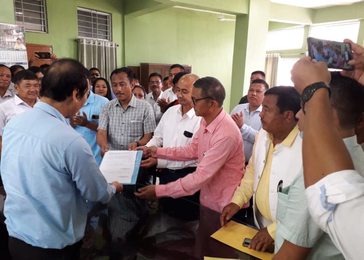 ত্ৰয়োদশ কাৰবি আংলং স্বায়ত্তশাসিত পৰিষদৰ অধ্যক্ষ পদৰ বাবে ৰাজু তিচ’ৰ মনোনয়ন পত্ৰ দাখিল