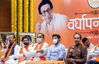 সংকটত থাকৰে চৰকাৰ, গুৱাহাটী ৰেডিচন ব্লুট মহাৰাষ্ট্ৰ ৪২ গৰাকী বিদ্ৰোহী বিধায়ক