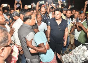 মৰিগাঁৱৰ বানাক্ৰান্ত অঞ্চলত দেখা গ’ল মুখ্যমন্ত্ৰী হিমন্ত বিশ্ব শৰ্মাৰ এক ব্যতিক্ৰমী ছবি