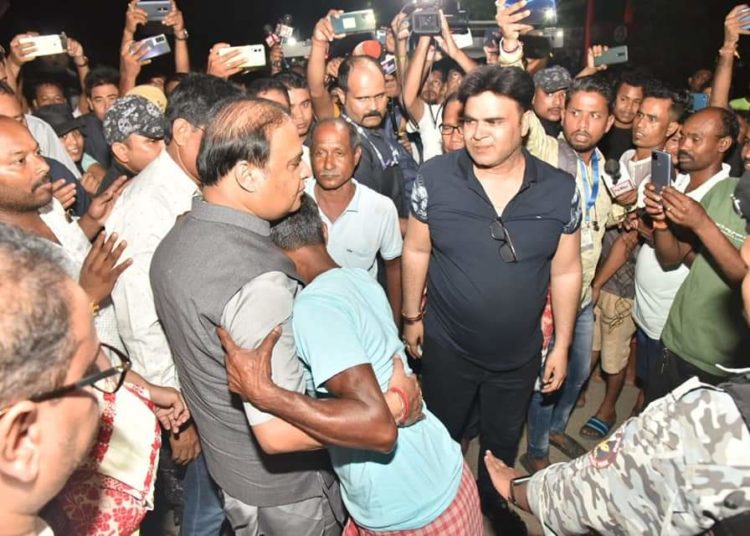 মৰিগাঁৱৰ বানাক্ৰান্ত অঞ্চলত দেখা গ’ল মুখ্যমন্ত্ৰী হিমন্ত বিশ্ব শৰ্মাৰ এক ব্যতিক্ৰমী ছবি