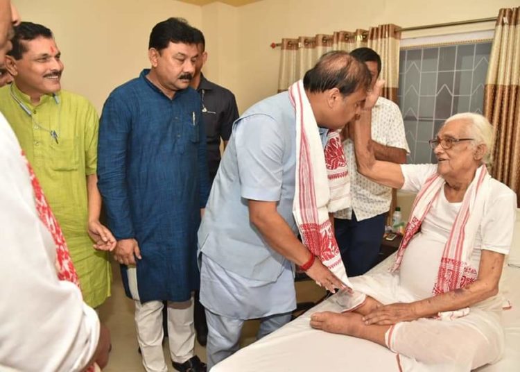 বৰপেটাৰ বান পৰিস্থিতি পৰ্যবেক্ষণ কৰি বুঢ়া সত্ৰীয়া বশিষ্ঠদেৱ শৰ্মাৰ আশিস গ্ৰহণ মুখ্যমন্ত্ৰী হিমন্ত বিশ্ব শৰ্মাৰঃ