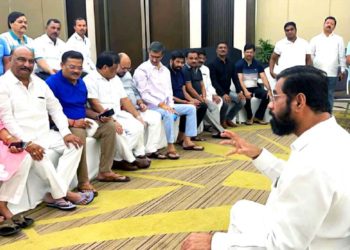 চুৰাট, গুৱাহাটী ৰেডিছন ব্লুৰ পৰা গোৱাৰ সমুদ্র তীৰ! মহাৰাষ্ট্ৰৰ চৰকাৰ বগৰাবলৈ ভাৰত ভ্রমণত বিদ্রোহী বিধায়ক