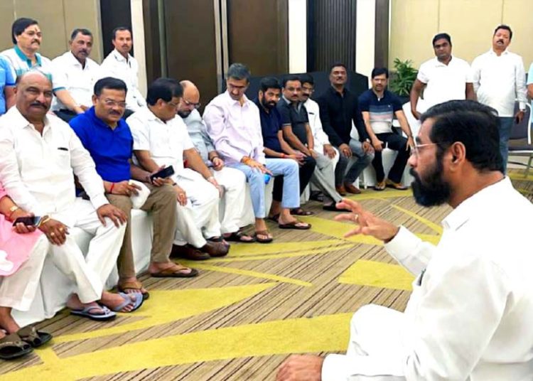 চুৰাট, গুৱাহাটী ৰেডিছন ব্লুৰ পৰা গোৱাৰ সমুদ্র তীৰ! মহাৰাষ্ট্ৰৰ চৰকাৰ বগৰাবলৈ ভাৰত ভ্রমণত বিদ্রোহী বিধায়ক
