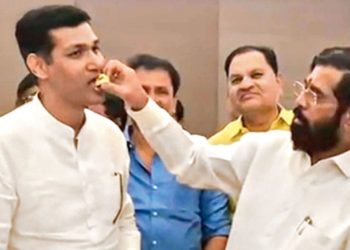 শুকুৰবাৰে মহাৰাষ্ট্ৰৰ নতুন চৰকাৰৰ শপত গ্ৰহণ! বিদ্রোহী শিৱসেনা বিধায়কক এতিয়াই উভতি নাহিবলৈ নিৰ্দেশ মহাৰাষ্ট্র বিজেপিৰ
