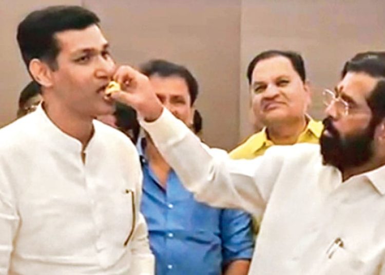 শুকুৰবাৰে মহাৰাষ্ট্ৰৰ নতুন চৰকাৰৰ শপত গ্ৰহণ! বিদ্রোহী শিৱসেনা বিধায়কক এতিয়াই উভতি নাহিবলৈ নিৰ্দেশ মহাৰাষ্ট্র বিজেপিৰ