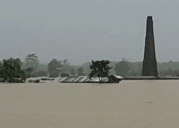 পশ্চিম কাৰ্বি আংলং-হোজাই সংযোগী ঘাইপথ বিচ্ছিন্ন : বহু গাওঁ জলমগ্ন, বন্ধ শিক্ষানুষ্ঠান